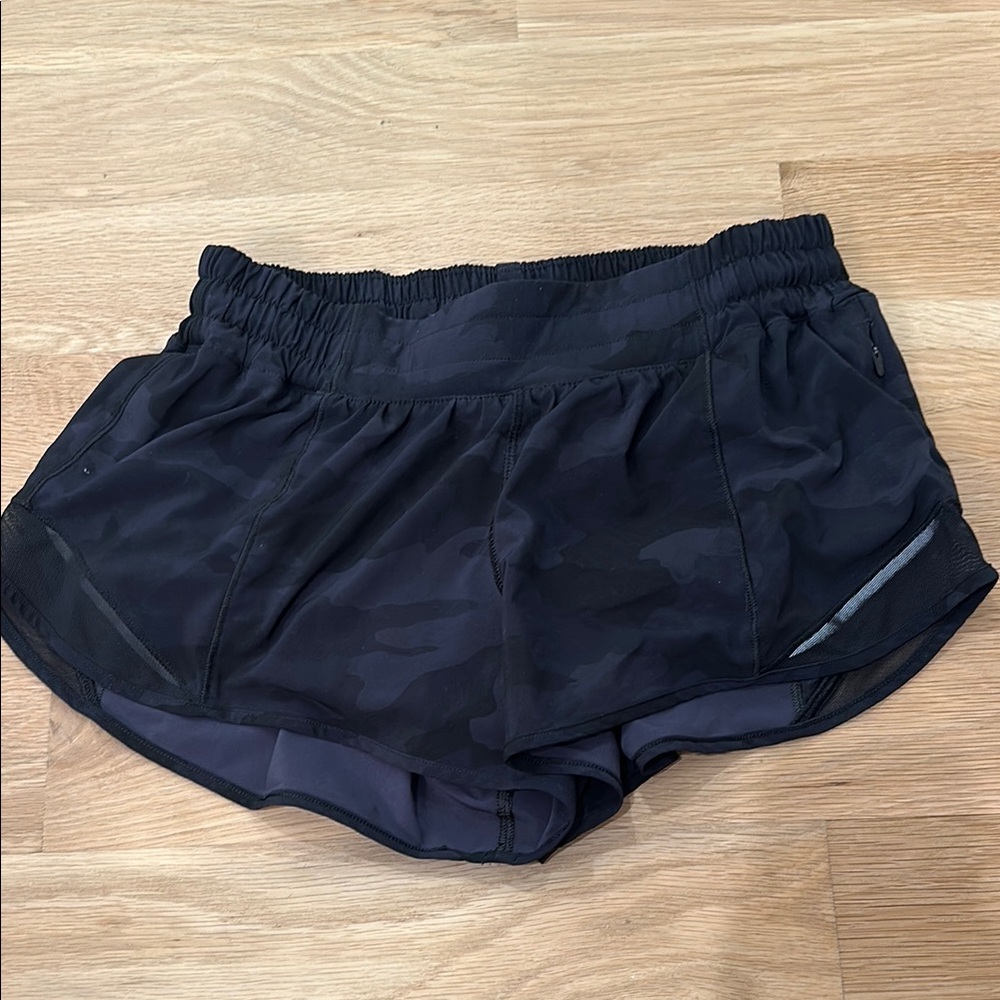 Lululemon Women's Black Camo Hotty Hot 2.5 shorts